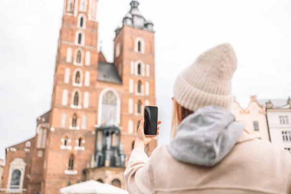 Jonge Blonde Vrouw Toerist Neemt Selfie Mobiele Telefoon Het Marktplein — Stockfoto