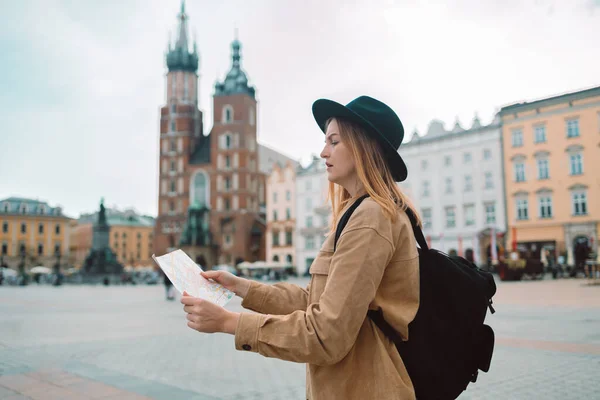 Світла Дівчина Турист Подорожує Карті Подорожуючи Старим Містом Кракова Весною — стокове фото