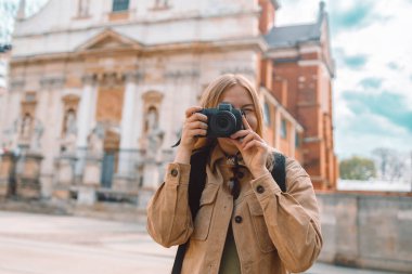 Çekici genç bayan turist Polonya 'nın baharda eski Krakow kasabasını gezerken şehirde bir fotoğraf çekiyor. Yüksek kalite fotoğraf