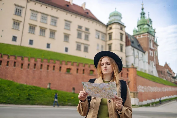 Şık Kıyafetler Sarışın Kız Turistler Ilkbaharda Eski Krakow Kasabasında Seyahat — Stok fotoğraf