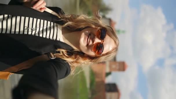 Молодая Счастливая Блондинка Туристка Стильной Одежде Солнцезащитных Очках Делает Селфи — стоковое видео