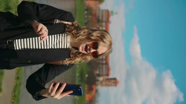 Молода Щаслива Блондинка Туристка Стильним Одягом Сонцезахисними Окулярами Робить Селфі — стокове відео