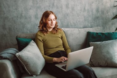 İnternette internetten e-posta haberlerini kontrol eden tatlı bir kadın kanepeye oturmuş, internette arkadaş arıyor ya da bilgisayarda çalışıyor, blog yazıyor ya da evde ders çalışıyor. Yüksek