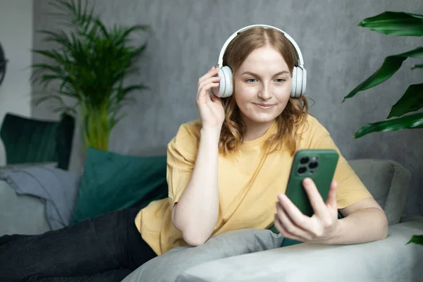 Šťastné Mladé Blondýny Žena Volající Mluvit Telefonu Doma Šťastná Energie — Stock fotografie