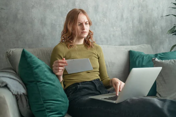 Elinde kağıtlar tutan, aile bütçesini hesaplayan, oğluna yeni bisiklet almak için para biriktirmeye çalışan, stresli ve yoğun görünümlü genç bir kadın. Yüksek kalite fotoğraf