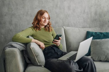 Yapma çağrısı oturma odasında telefonla konuşan bin yıllık kadın hücre gülümseyen hoş telefon sohbet, telefonda evde, neşeli genç kız mutlu genç kadın arayan sahiptir. 