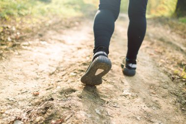Gün batımında koşan bir sporcu maraton ve spor için antrenman yapıyor. Dışarıda egzersiz yapan bir kadının hareket bulanıklığı. Yüksek kalite fotoğraf