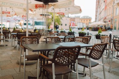 Krakow, Polonya - 2 Mayıs 2023: Güzel bir sokak kafesi olan Krakow pazar meydanı, Polonya, Avrupa. Sıcak bir yer. Yüksek kalite fotoğraf