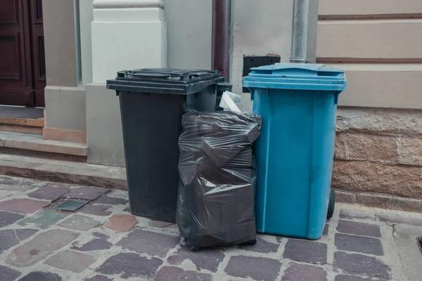Lixo Latas Lixo Coloridas Com Lixo Classificado Plástico Papel Metal — Fotografia de Stock