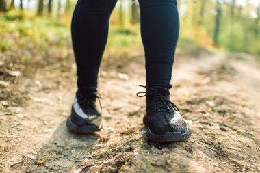 Gün batımında koşan bir sporcu maraton ve spor için antrenman yapıyor. Ormanda dışarıda egzersiz yapan bir kadının hareket bulanıklığı. Yüksek kalite fotoğraf