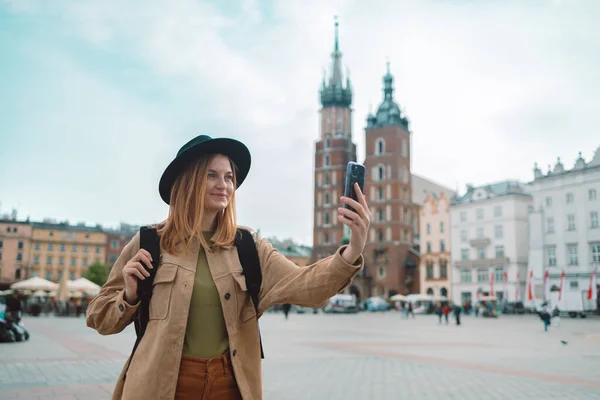 Молода Стильна Жінка Туристка Робить Самовіддану Фотографію Площі Ринок Кракові — стокове фото