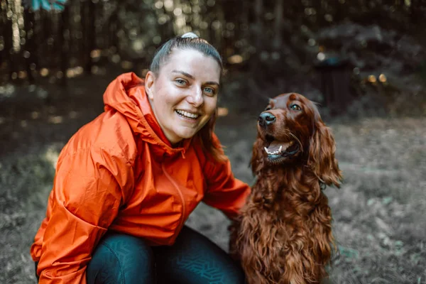 Glückliche Kaukasische Wanderin Geht Mit Ihrem Niedlichen Irischen Setter Hund — Stockfoto