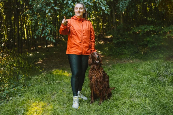 Ευτυχισμένος Καυκάσιος Πεζοπόρος Γυναίκα Περπατά Χαριτωμένο Ιρλανδικό Σκυλί Setter Της — Φωτογραφία Αρχείου
