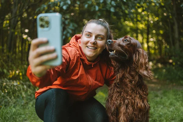 Caminhante Menina Caucasiana Feliz Leva Uma Selfie Com Seu Cão — Fotografia de Stock
