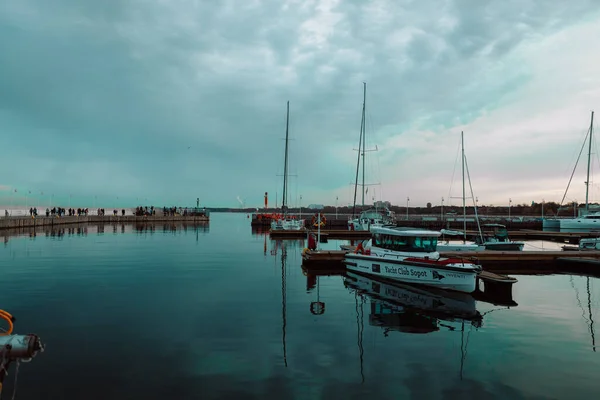 日落时游艇停泊在码头 日落时带游艇的海湾 系泊游艇 玛丽娜 夕阳西下 船桅反射在海水中 Sopot 高质量的照片 — 图库照片