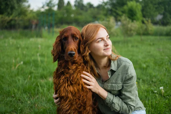 Mooie Vrouw Knuffelen Kussen Ierse Setter Hond Hond Eigenaar Samen — Stockfoto