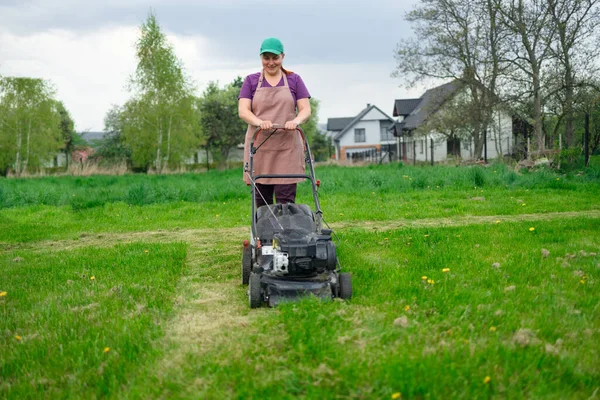 Eine Junge Frau Mäht Gerade Einen Rasen Mit Dem Rasenmäher — Stockfoto