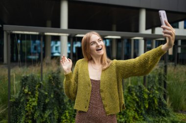 Güzel beyaz kadın selfie çekiyor, sokaklarda yürüyor ve bazı simgeleri fotoğraflıyor. Yüksek kalite fotoğraf