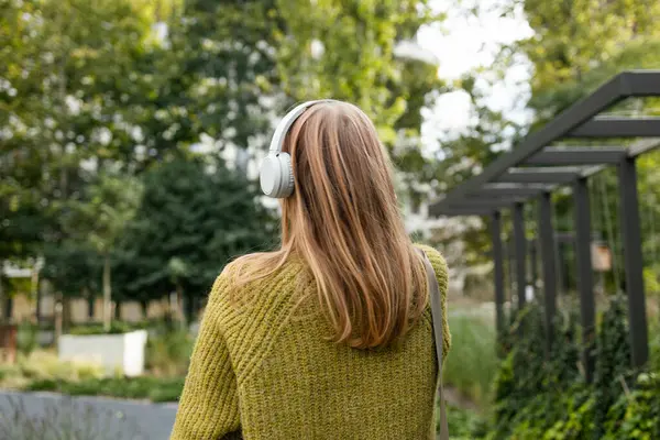 Ung Blond Vit Kvinna Lyssnar Musik När Går Genom Staden — Stockfoto