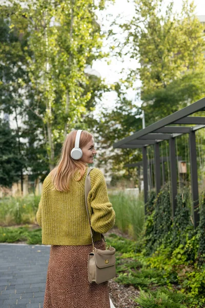 Sarışın Beyaz Bir Kadının Şehirde Yürürken Müzik Dinlediği Arka Plan — Stok fotoğraf
