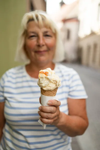 Feliz Mujer Años Con Delicioso Helado Cono Gofre Aire Libre — Foto de Stock