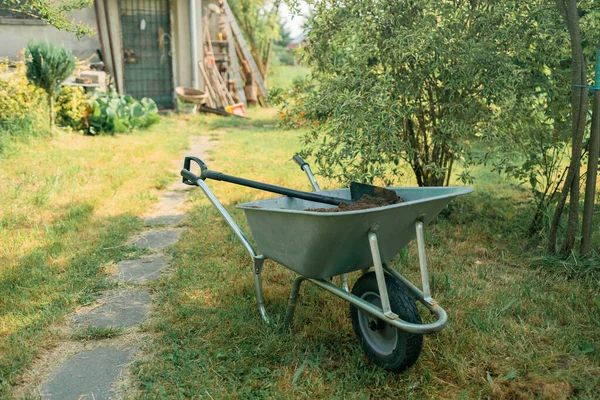 Trädgårdsvagn Med Jord Och Spade Står Gräsmattan — Stockfoto