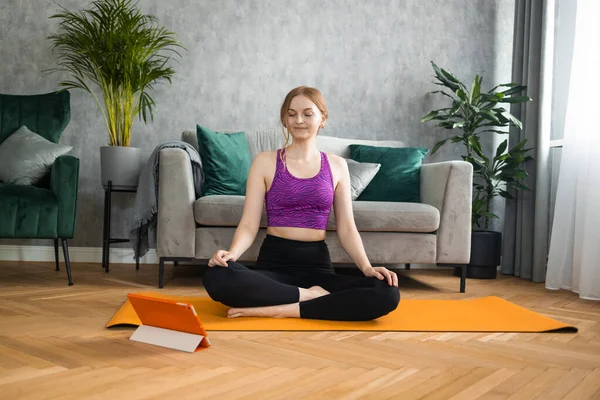 Attraktive Junge Frau Beim Yoga Stretching Yoga Hause Selbstisolierung Ist — Stockfoto