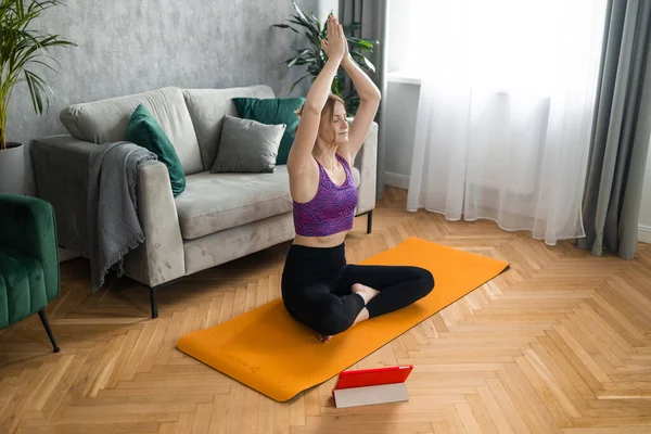 Atractiva Joven Haciendo Yoga Estirando Yoga Línea Casa Autoaislamiento Beneficioso — Foto de Stock