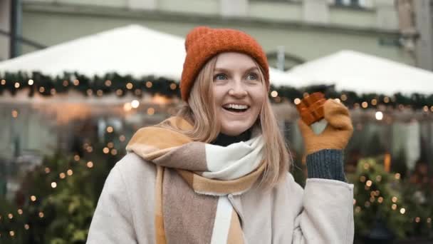 圣诞节和人的概念 漂亮的年轻女子毛帽选择圣诞礼物和站在圣诞树旁的圣诞树 2024年寒假快乐 — 图库视频影像