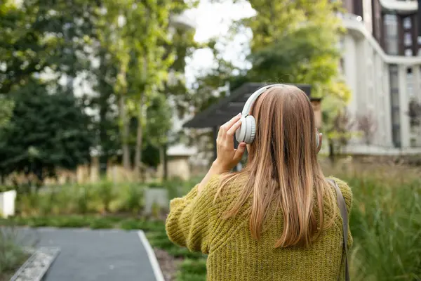 Ung Blond Vit Kvinna Lyssnar Musik När Går Genom Staden — Stockfoto