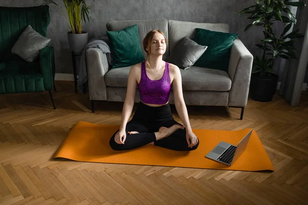 Mujer Forma Practicando Yoga Esterilla Usando Programa Entrenamiento Línea Tableta — Foto de Stock