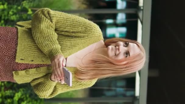 Zdjęcie Fajnej Milenijnej Blondynki Okularach Przeciwsłonecznych Patrzącej Telefon Komórkowy Mieście — Wideo stockowe