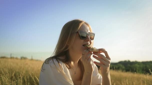 Młoda Piękna Wesoła Dziewczyna Jedząca Pizzę Ciesząc Się Smakiem Natury — Wideo stockowe