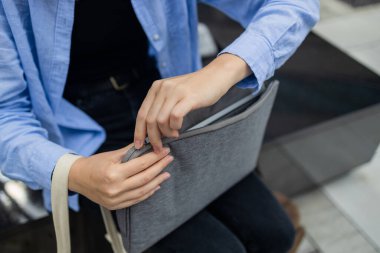 Laptop çantasından dizüstü bilgisayar çıkaran kadın elleri. Yüksek kalite fotoğraf