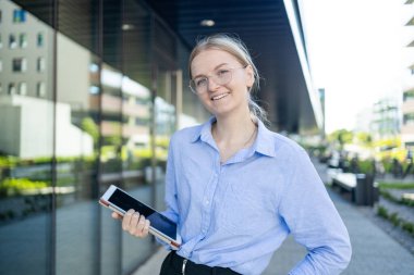 Genç, zarif profesyonel lider Kafkas kadın, kadın yönetici perakende müdürü, küçük işletme sahibi dışarıda kameraya bakıyor, portre.