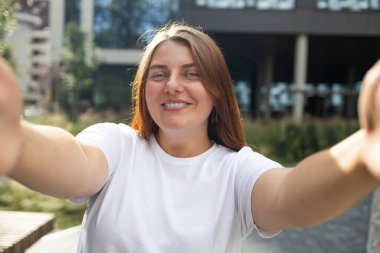 Genç beyaz kadın müzik festivali sırasında akıllı telefondan kendi portresini çekiyor. Yüksek kalite fotoğraf