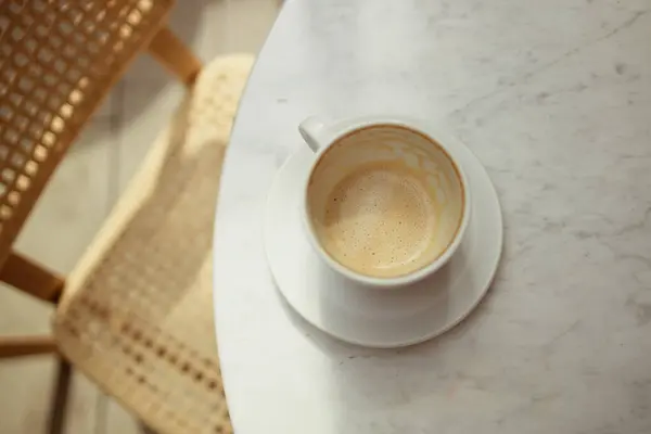Ein Halb Getrunkener Weißer Flachkaffee Auf Einem Betontisch Stadtcafé Hochwertiges — Stockfoto