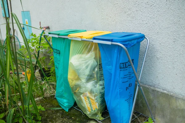 Muitas Latas Lixo Com Lixo Classificado Classificar Lixo Conceito Ecologia — Fotografia de Stock