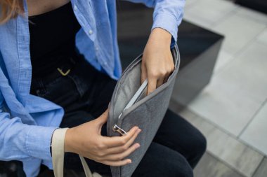 Laptop çantasından dizüstü bilgisayar çıkaran kadın elleri. Yüksek kalite fotoğraf