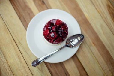 Kiraz soslu cheesecake, en iyi manzara. Yüksek kalite fotoğraf