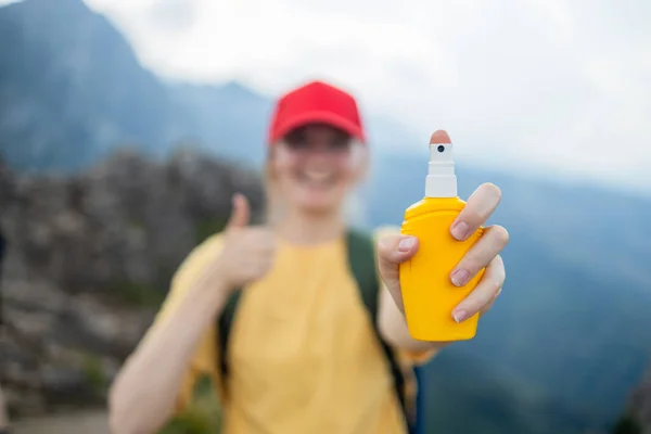 Young Woman Travel Spraying Insect Repellents Skin Spray Bottle Hike — Stock Photo, Image