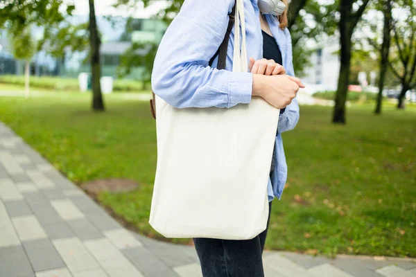 Κομψό Γυναίκα Κρατώντας Λευκό Κενό Καμβά Tote Τσάντα Για Ψώνια Εικόνα Αρχείου