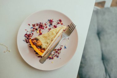 Lokantada tabakta tatlı peynirli kek. Yüksek kalite fotoğraf