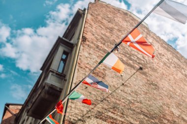 Birçok ülke yaz aylarında iplere asılı duran bayraklar görüyor. Yüksek kalite fotoğraf