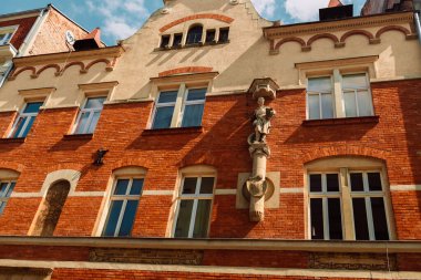 Tipik eski Polonya binaları, dar bir caddenin karşısında alçak tuğlalı binalar, ilginç eski Londra mimarisi. Yüksek kalite fotoğraf