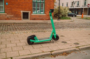 Polonya, Krakow 'daki ana meydanda kiralık elektrikli scooter. Yüksek kalite fotoğraf