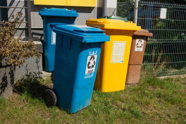 Çöpleri geri dönüşümle atık yönetimi yapan insanlar. Çöp kutusuna atık ayıklama çöplüğü, çevre kirliliği çöp geri dönüşüm yönetimi kavramı. Yüksek kalite fotoğraf