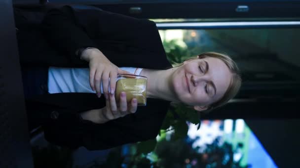 Lächelnde Junge Frauen Business Freizeitkleidung Trinken Eine Tasse Kaffee Während — Stockvideo