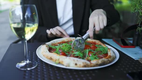 Zbliżenie Kaukaska Kobieta Klient Ręka Krojenie Pizza Pomidorami Простуто Rukola — Wideo stockowe
