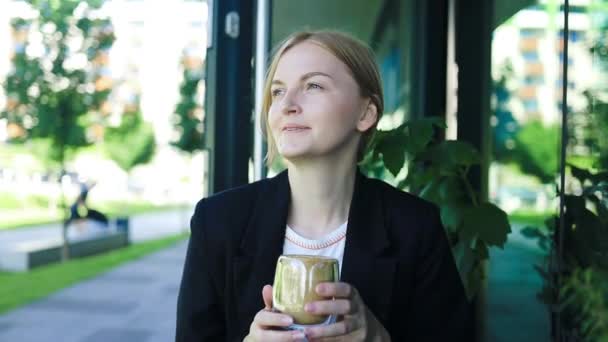 Mujer Joven Sonriente Ropa Casual Negocios Bebiendo Una Taza Café — Vídeo de stock